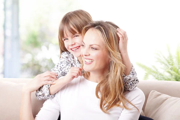 Moeder zit met dochter — Stockfoto