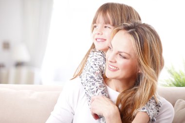 Anne ve Kız Sarılıyor