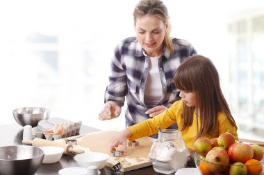 Anne ve Kızı Yemek Pişiriyor