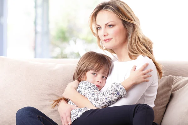 Moeder huging haar dochter — Stockfoto