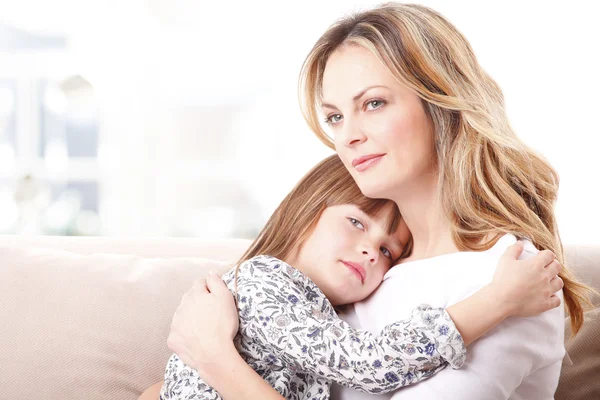 Mother huging her daughter — Stock Photo, Image