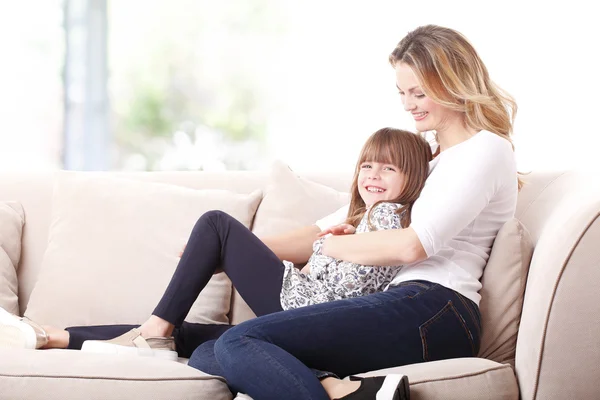 Madre y niña divirtiéndose . —  Fotos de Stock