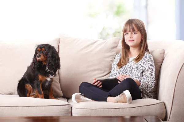 Menina sentada com cão — Fotografia de Stock
