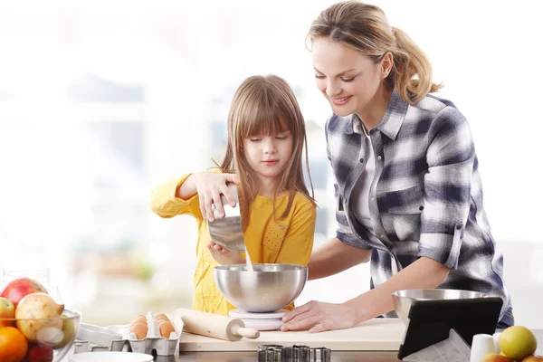 Μητέρα και κόρη ψήσιμο τα cookies — Φωτογραφία Αρχείου