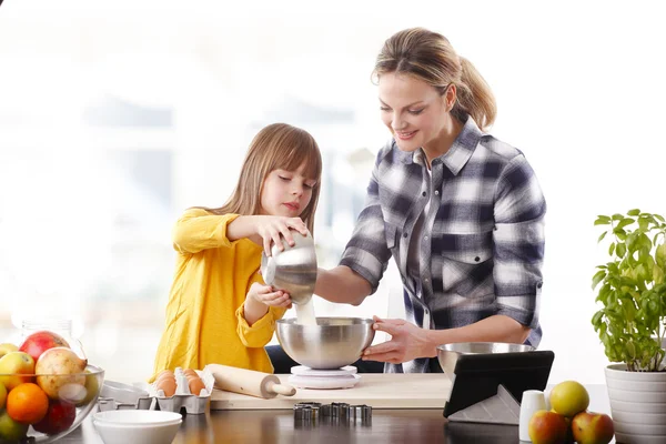 Mother and daughter  baking cookies — Stock Photo, Image