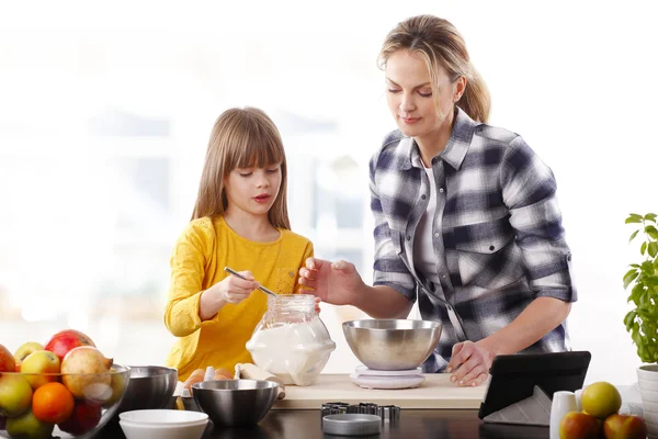 Μητέρα και κόρη ψήσιμο τα cookies — Φωτογραφία Αρχείου