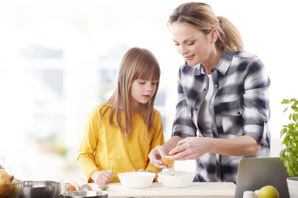 Mother and  daughter cooking — Stock Photo, Image