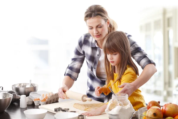 Moeder en dochter koken — Stockfoto