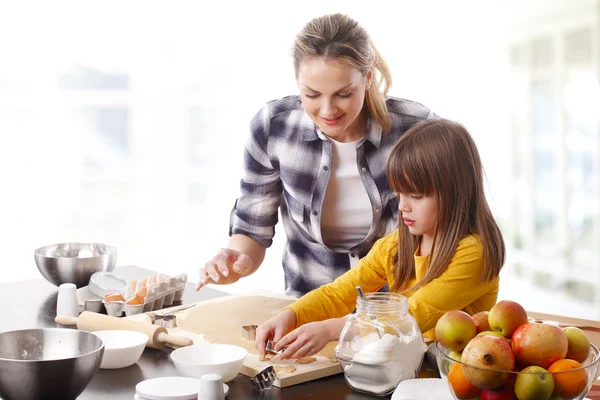 Mãe e filha cozinhar — Fotografia de Stock