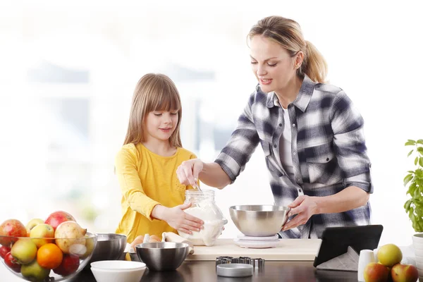Mother and her daughter baking cookies — Stock Photo, Image