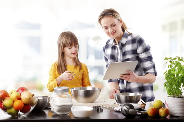 Madre lectura receta — Foto de Stock