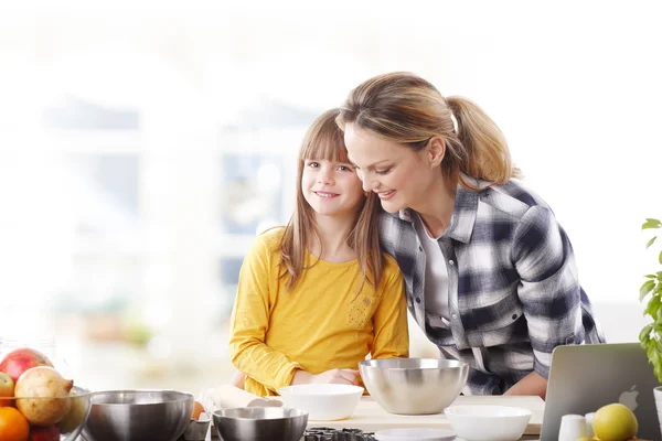 Moeder en dochter bakken samen — Stockfoto