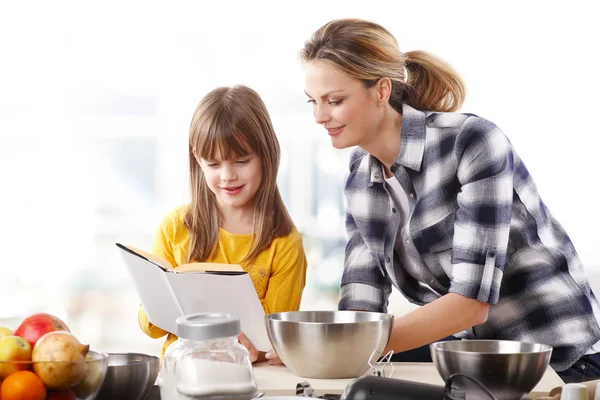 Ragazza che tiene libro di ricette — Foto Stock