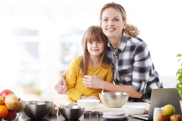 Girl baking cookies with her mother — 스톡 사진