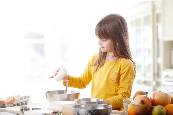 Девушка, стоящая на кухне и приготовления пищи . — стоковое фото