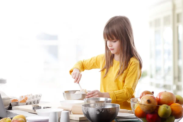 烹饪的小女孩 — 图库照片