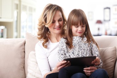 Anne ve kızı tablet vasıl arıyorsunuz