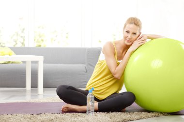 kadın fitness egzersiz yaptıktan sonra rahatlatıcı