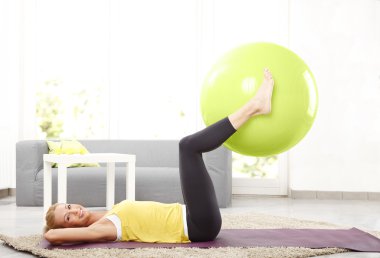 egzersiz topu kullanan kadın