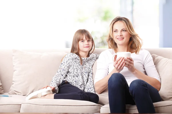 Madre e ragazza seduta — Foto Stock