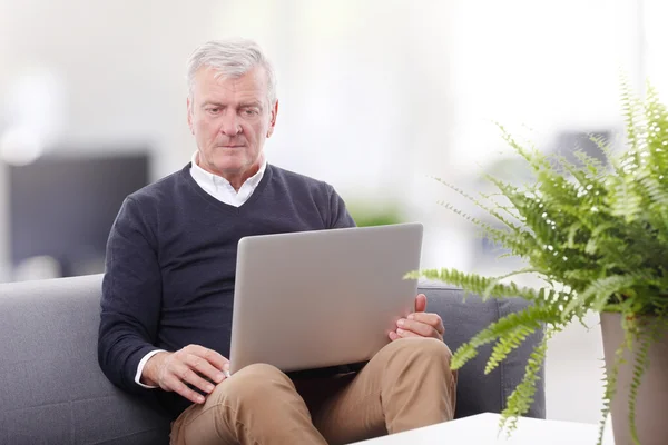 Uomo utilizzando il computer portatile — Foto Stock