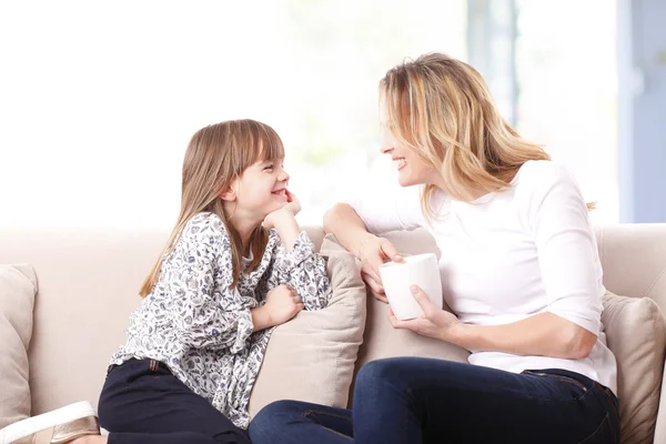 Mãe e menina sentados — Fotografia de Stock