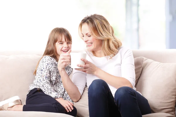 Mãe e menina sentados — Fotografia de Stock