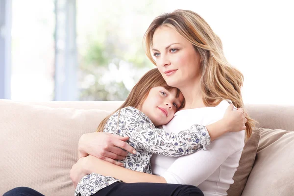 她的女儿的母亲 huging — 图库照片