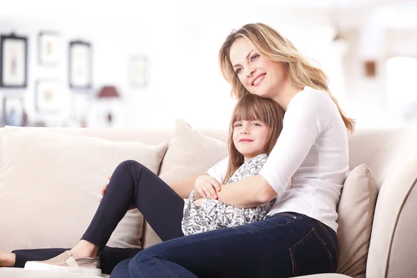 Mãe abraçando sua filha — Fotografia de Stock