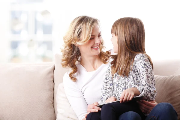 Mother and daughter using tablet — Stock Photo, Image