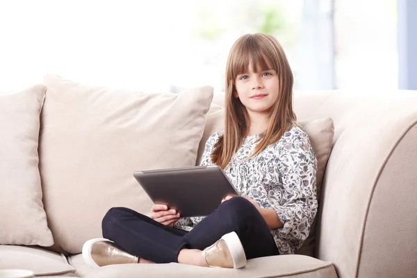 Dziewczyna korzystająca z tabletu cyfrowego — Zdjęcie stockowe