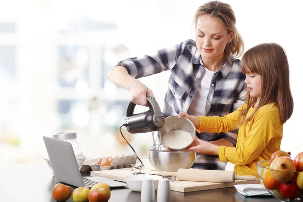 Madre e hija usando robot de cocina — Foto de Stock