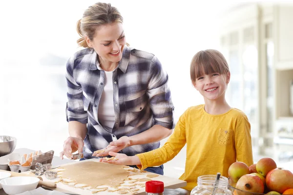 Menina fazendo biscoitos com sua mãe — Fotografia de Stock