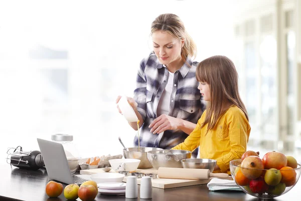 Chef aiutare la madre — Foto Stock