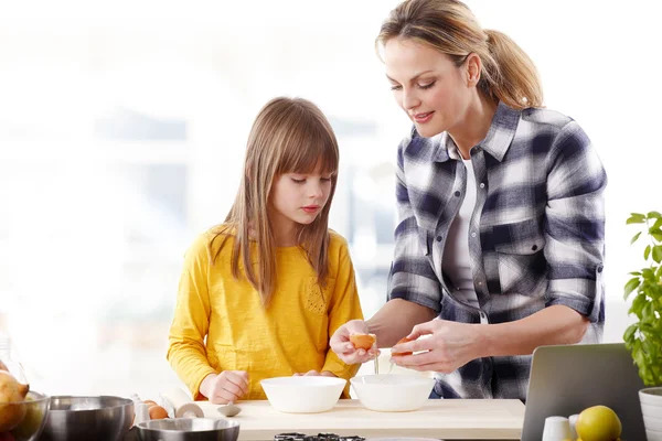 Girl baking cookies with her mother — Φωτογραφία Αρχείου