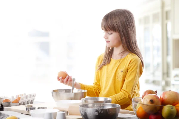 Carino bambina cucina . — Foto Stock