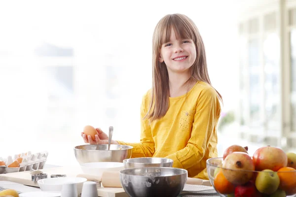 Маленькая девочка, стоящая на кухне — стоковое фото