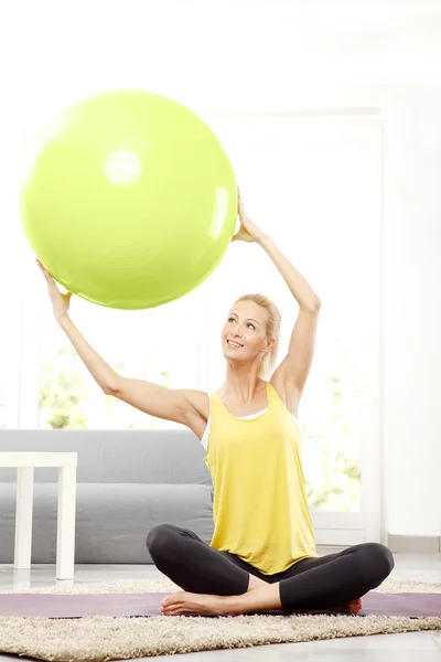 Mulher usando bola de exercício — Fotografia de Stock