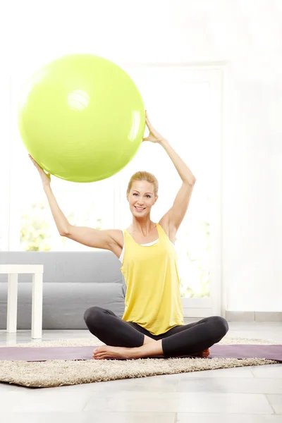 Mulher usando bola de exercício — Fotografia de Stock