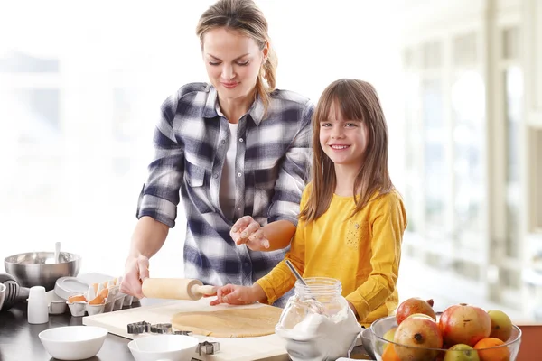 Kind samen met moeder bakken — Stockfoto