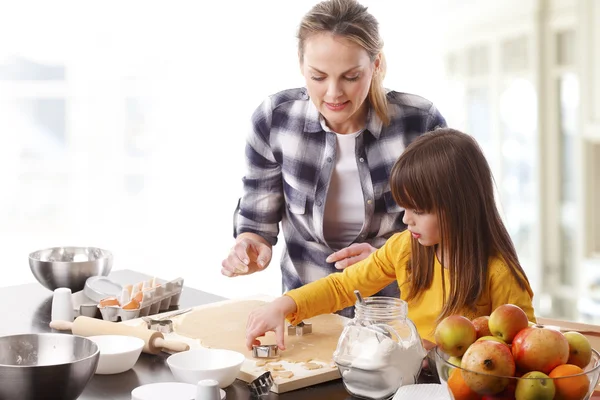 Mädchen backt Plätzchen — Stockfoto