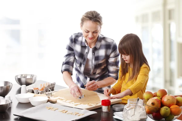 Girl baking together with her mom — Stock Photo, Image