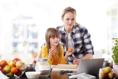 kız ve annesi evde pişirme