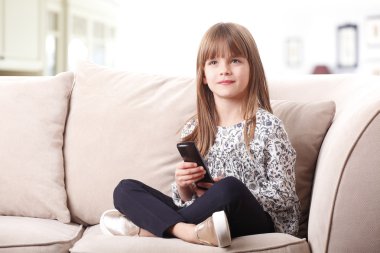 Kız holding uzaktan kumanda