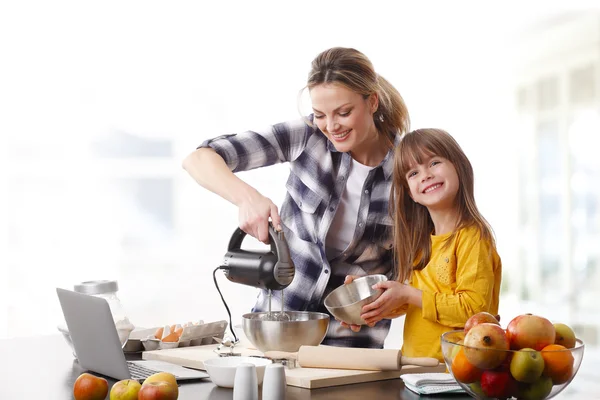 Mamma figlia utilizzando robot da cucina — Foto Stock