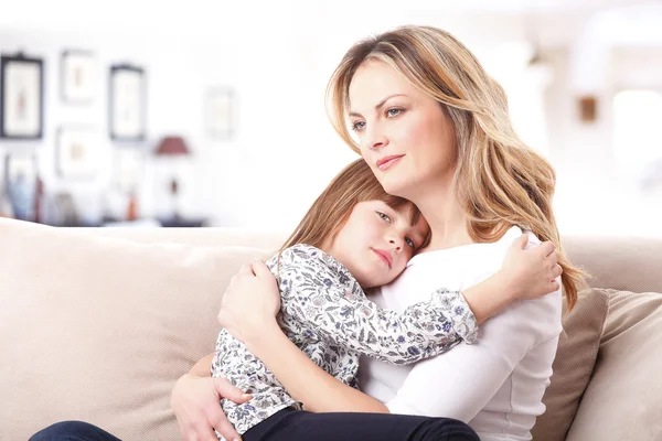 Mãe abraçando sua filha — Fotografia de Stock