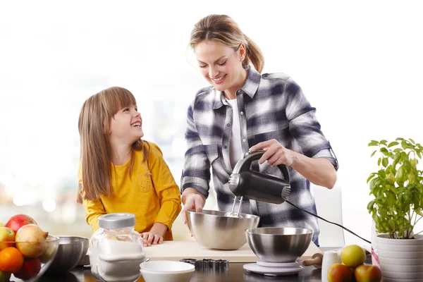 Chica y madre mezclando los ingredientes . —  Fotos de Stock