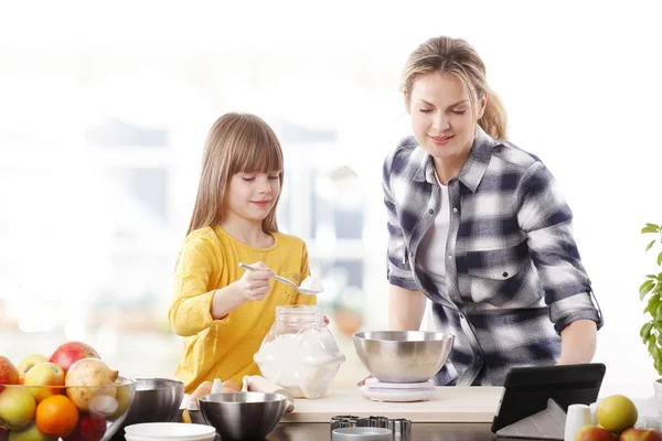 Moeder met behulp van Tablet PC- en lezing recept — Stockfoto