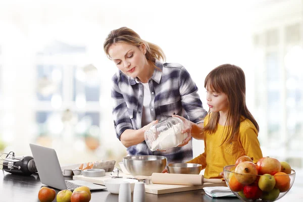 Cuisson de mère et de fille — Photo