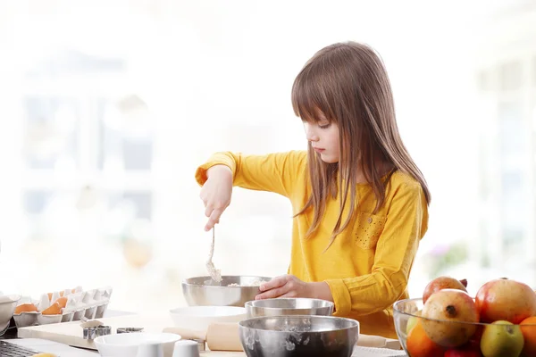 Niña cocinando — Foto de Stock